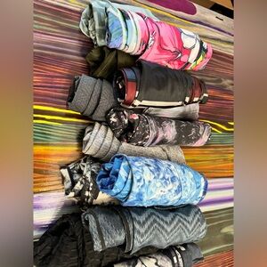 21 pair of women’s work out leggings mediumm and large.